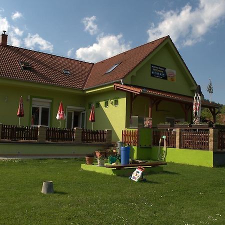 Hostinec Vo Visnovom Stará Turá Eksteriør billede